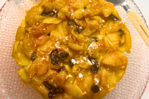 tarta de manzana en sartén